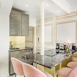 Luxury 2 Bedroom - Eiffel Tower Apartment *