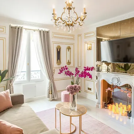 Luxury 2 Bedroom - Eiffel Tower Apartment
