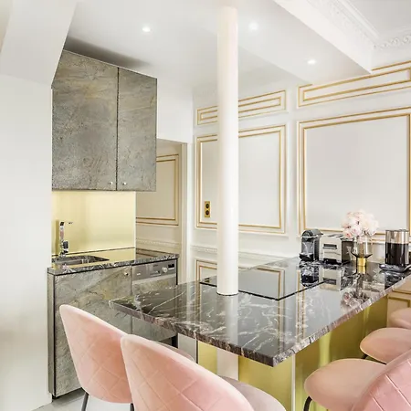 Luxury 2 Bedroom - Eiffel Tower Apartment *
