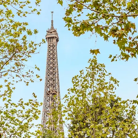 Luxury 2 Bedroom - Eiffel Tower Apartment